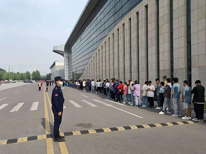 1维护外围排队秩序-700.jpg